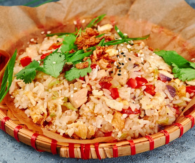Cơm rang с курицей и овощами 