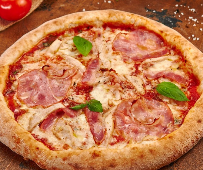 Пицца с беконом, курицей и ветчиной (23 см)