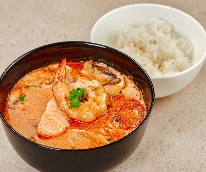 Том Ям с лососем и креветками карри 