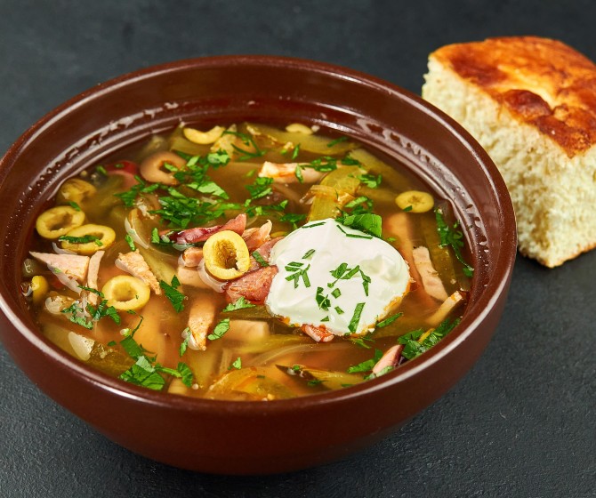 Мясная солянка с открытого огня со сметаной и хлебом
